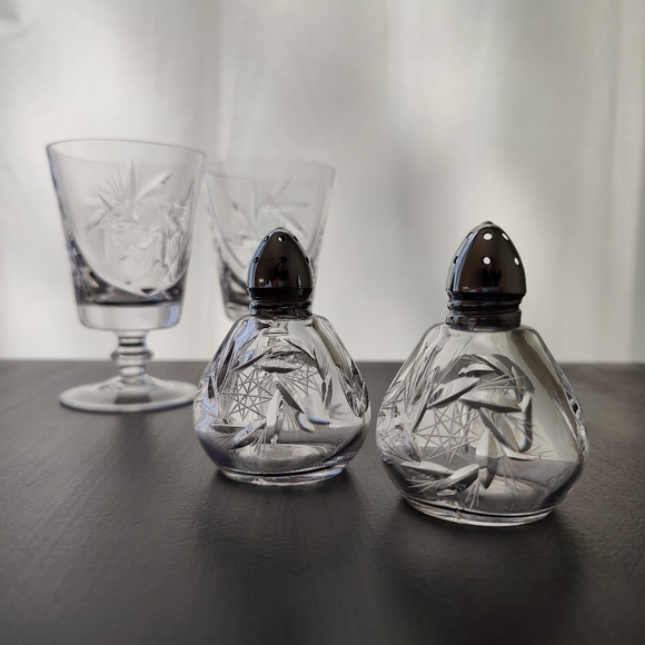 Vintage crystal Pinwheel salt and pepper shakers 🧂| made in western Germany - Picture 16 of 16